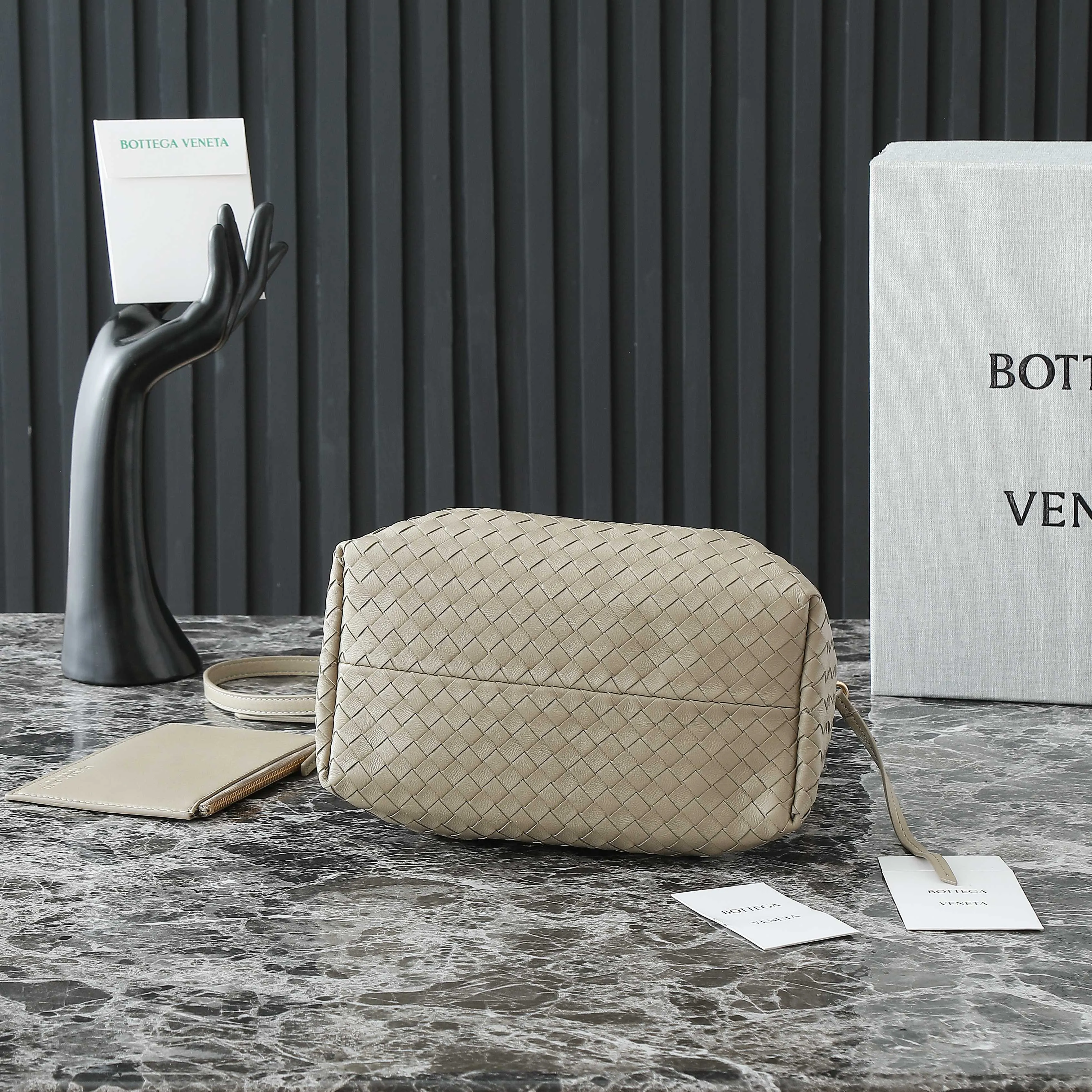 Batch 1660 BV25 spring and summer new product Mini pinacoteca two-tone surface. The weaving process is also super exquisite. Every texture is delicate and clear, and you can see the full ingenuity. 👜The bag uses 1 cm leather strips, which are purely hand-woven, highlighting the brand's craftsmanship. The inside is flipped to reveal a smooth suede lining that can be used on both sides, taking into account both fashion and practicality. 	 The small size can be worn on one shoulder or across the body, making it super versatile for daily commuting! 	 💕Fashionable ladies who like BV, come to me to get the same style~ ​Model number: 819004 ​Size: 24*15*12cm